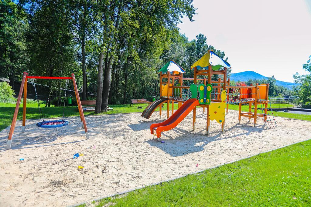 Hotel Belweder Ustroń Εξωτερικό φωτογραφία Playground in the village