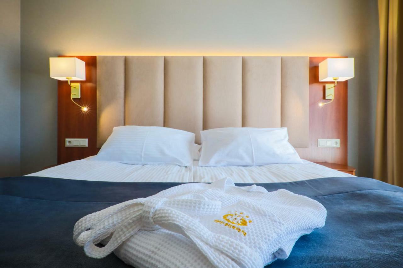 Hotel Belweder Ustroń Εξωτερικό φωτογραφία A bed with a duvet