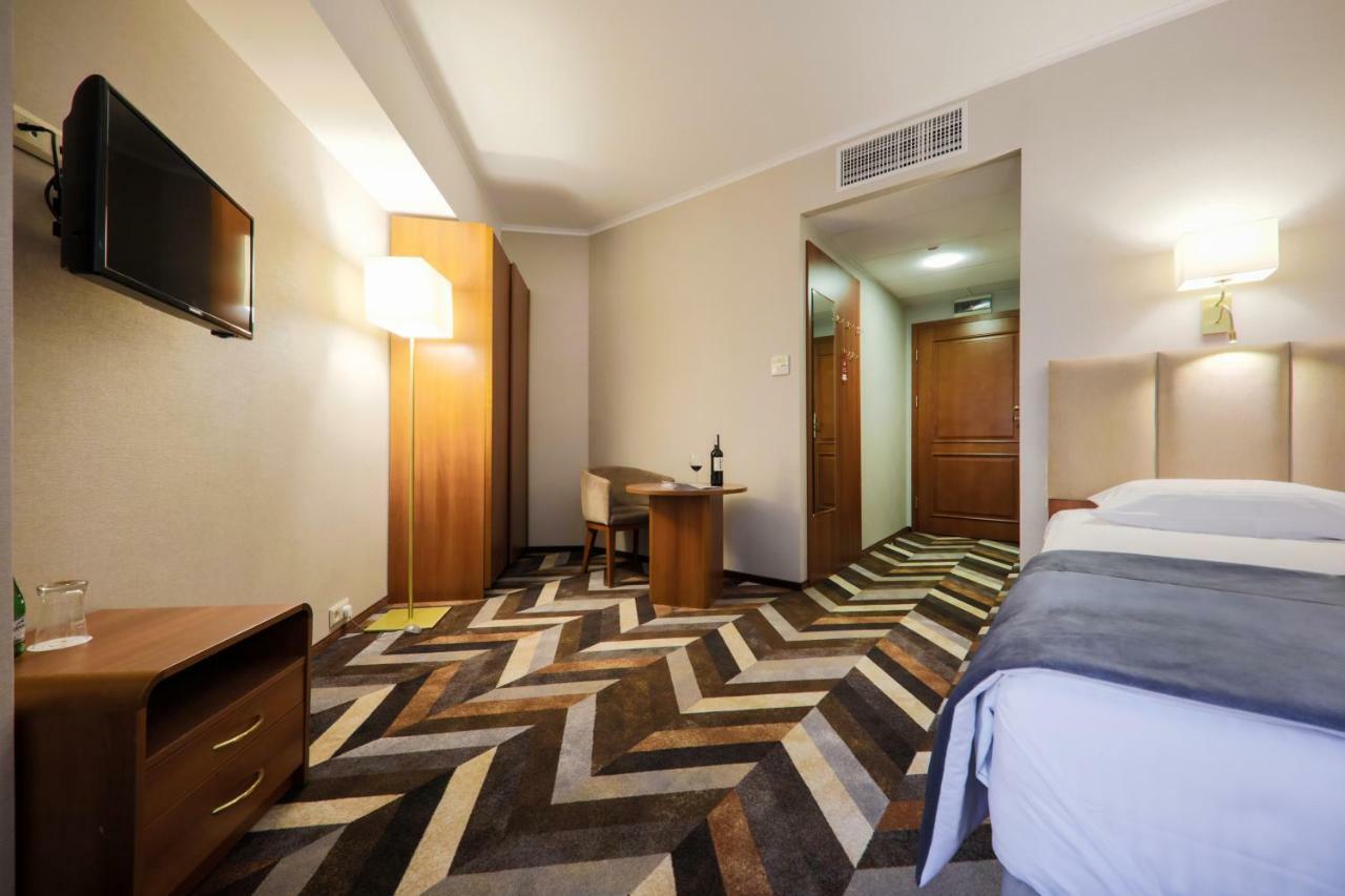 Hotel Belweder Ustroń Εξωτερικό φωτογραφία A room at the hotel