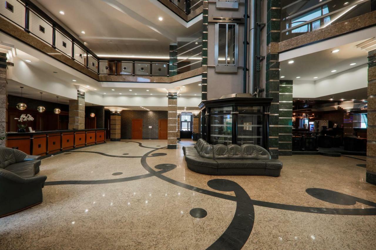 Hotel Belweder Ustroń Εξωτερικό φωτογραφία The lobby of the hotel